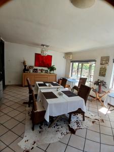 a dining room with a white table and chairs at Ons Stee Bed and Breakfast in Wellington