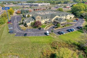 Et luftfoto af Comfort Suites Appleton Airport