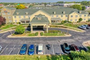 een luchtzicht op een hotel met auto's geparkeerd op een parkeerplaats bij Comfort Suites Appleton Airport in Appleton