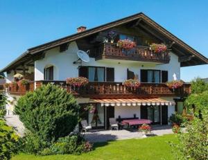 a large house with a balcony and a patio at Ferienwohnung in Krün in Krün