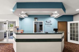 lobby gabinetu dentystycznego z niebieską ścianą w obiekcie Econo Lodge Inn & Suites Mesquite - Dallas East w mieście Mesquite