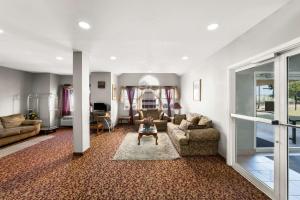 Posezení v ubytování Econo Lodge Inn & Suites Mesquite - Dallas East + 37 fotografií