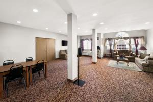 Posezení v ubytování Econo Lodge Inn & Suites Mesquite - Dallas East