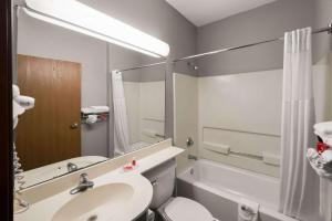 Koupelna v ubytování Econo Lodge Inn & Suites Mesquite - Dallas East