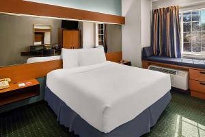Postel nebo postele na pokoji v ubytování Econo Lodge Inn & Suites Mesquite - Dallas East