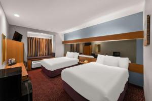 Postel nebo postele na pokoji v ubytování Econo Lodge Inn & Suites Mesquite - Dallas East