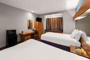 Postel nebo postele na pokoji v ubytování Econo Lodge Inn & Suites Mesquite - Dallas East