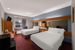 Postel nebo postele na pokoji v ubytování Econo Lodge Inn & Suites Mesquite - Dallas East