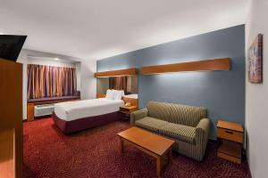 Postel nebo postele na pokoji v ubytování Econo Lodge Inn & Suites Mesquite - Dallas East