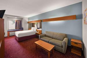 Postel nebo postele na pokoji v ubytování Econo Lodge Inn & Suites Mesquite - Dallas East