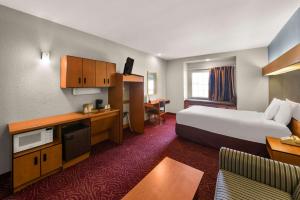 Postel nebo postele na pokoji v ubytování Econo Lodge Inn & Suites Mesquite - Dallas East