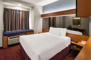 Postel nebo postele na pokoji v ubytování Econo Lodge Inn & Suites Mesquite - Dallas East
