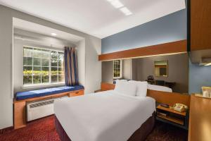 Postel nebo postele na pokoji v ubytování Econo Lodge Inn & Suites Mesquite - Dallas East