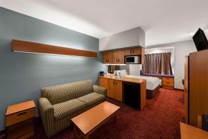 TV a/nebo společenská místnost v ubytování Econo Lodge Inn & Suites Mesquite - Dallas East