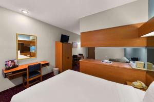 Postel nebo postele na pokoji v ubytování Econo Lodge Inn & Suites Mesquite - Dallas East