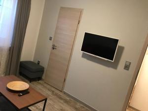 Zimmer mit einem WC und einem TV an der Wand in der Unterkunft Ferienwohnung Gartenlaube in Borkum