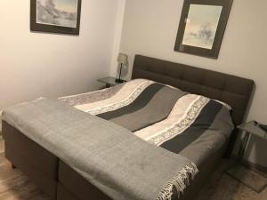 ein Bett mit einer Decke darauf in einem Schlafzimmer in der Unterkunft Ferienwohnung Gartenlaube in Borkum