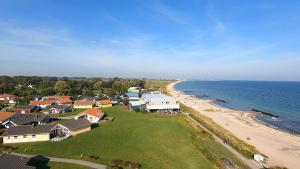 Brodersby的住宿－Ferienhaus Nordlicht，享有海滩的空中景致,设有房屋和海洋