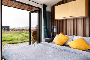 una camera con letto e porta scorrevole in vetro di Goleen Harbour a Goleen