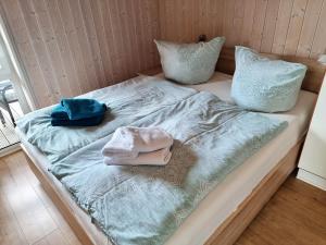 Postel nebo postele na pokoji v ubytování Ferienhaus Strandblick 12