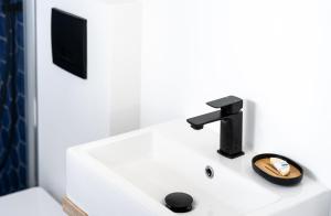 bagno con lavandino e TV di Goleen Harbour a Goleen Altre 37 foto