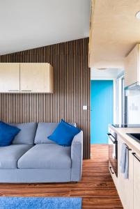 ein Wohnzimmer mit einer blauen Couch in einer Küche in der Unterkunft Goleen Harbour in Goleen