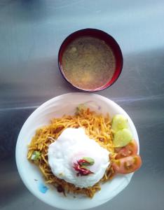um prato de comida com um ovo em cima em T&T Fujiyama Guest House em Fujiyoshida