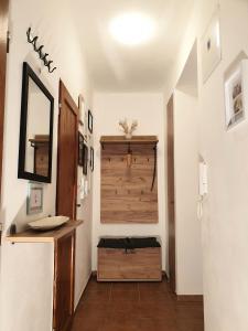 un corridoio con porta in legno in una stanza di Apartmán CENTRAL, self check in 24 h a Banská Bystrica