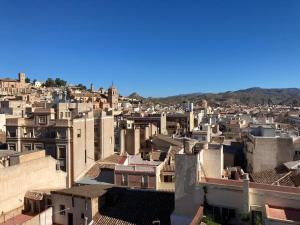 - une vue sur une ville avec des bâtiments dans l'établissement Edificio Galerias, à Lorca