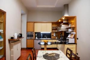a kitchen with a table and a kitchen with a stove at Grandapartments via Duomo Napoli in Naples