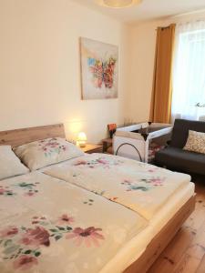 una camera con due letti e una sedia di Apartmán CENTRAL, self check in 24 h a Banská Bystrica