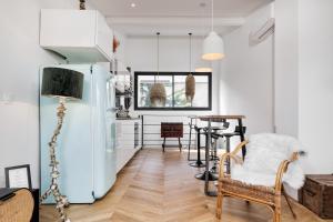 Loft contemporain à 2 pas du centre في بوردو: غرفة معيشة مع ثلاجة وطاولة