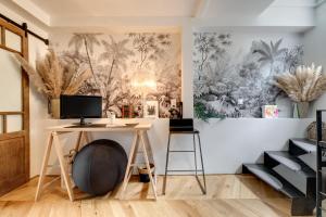 Zimmer mit einem Schreibtisch und einem Wandbild in der Unterkunft Loft contemporain à 2 pas du centre in Bordeaux