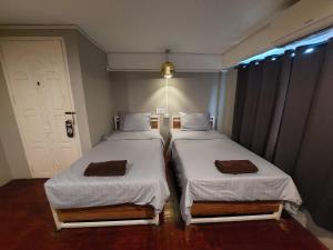 Postel nebo postele na pokoji v ubytování You Empire Hostel & Bar