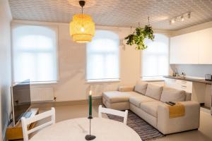 sala de estar con sofá y mesa en Hidden Gem en Riga