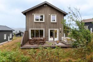 a house with a wooden deck with a table at 2 min till liftar, Längdskidspår nås från altan in Trysil