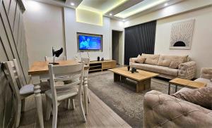 - un salon avec un canapé et une salle à manger dans l'établissement Menar, à Istanbul