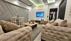 - un salon avec deux canapés et une table dans l'établissement Menar, à Istanbul