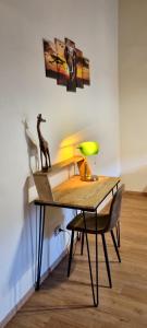 biurko z lampką i stół z krzesłem w obiekcie La Casa del Corso w mieście Arcidosso