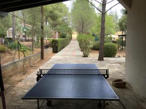 un tavolo da ping pong seduto su un patio con sidro di Floropounta a Trimiklini