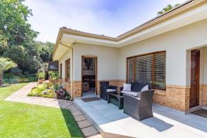 Ein Haus mit Terrasse und Rasen in der Unterkunft RSA Lodge in Benoni