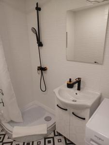 スベティ・フィリップ・イ・ヤコブにあるKatarinaの白いバスルーム(シンク、シャワー付)