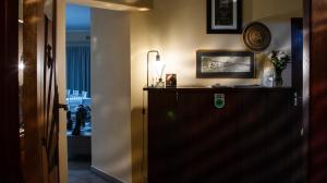 un corridoio con cassettiera in una stanza di Woodpecker's Inn Guest House a Kempton Park