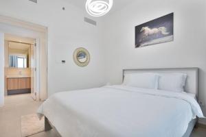 Postel nebo postele na pokoji v ubytování Gorgeous 2BR Apartment in Downtown - Dubai