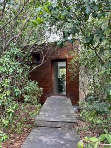 尼姆的住宿－La Canopée Private Lodge，通往森林中门的木道