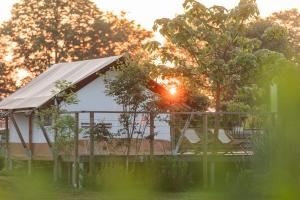 altana w ogrodzie ze słońcem w obiekcie Glamping Kolpa Resort w mieście Gradac