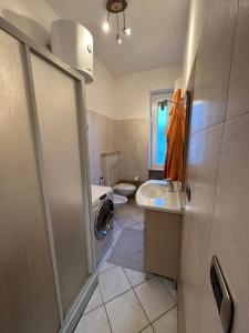 uma casa de banho com um lavatório e uma máquina de lavar roupa em Casa Ciotti Appartamento in centro ad Aosta CIR 0124 em Aosta