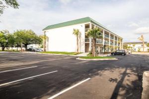un estacionamiento frente a un gran edificio en Econo Lodge Inn & Suites Foley-North Gulf Shores en Foley