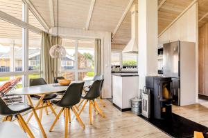 BrodersbyにあるFerienhaus Strandblick 19のテーブルと椅子のあるキッチンとダイニングルーム