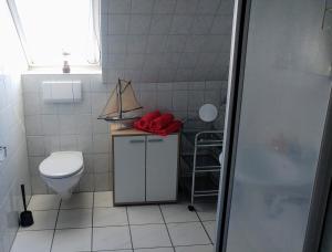 une petite salle de bain avec toilettes et lavabo dans l'établissement Ferienhaus zwischen Fjord und Meer, à Maasholm 14 autres photos